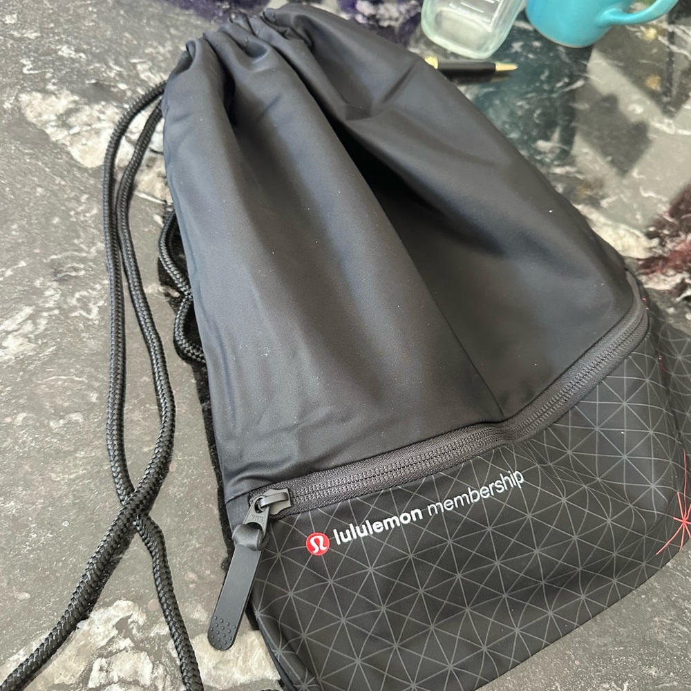 Lululemon 🇨🇦 sling bag backpack, 10$ add on with 2 or more items